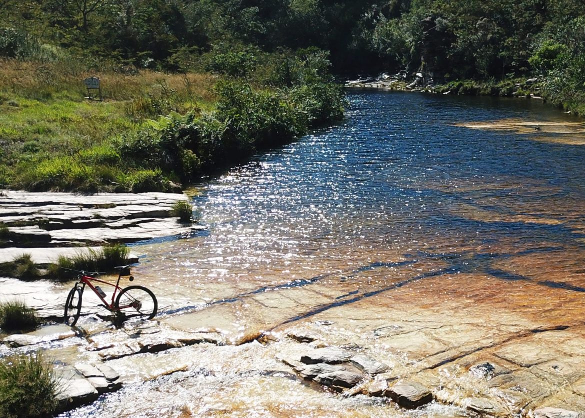 tres-destinos-no-brasil-para-voce-viajar-de-bike-1-scaled